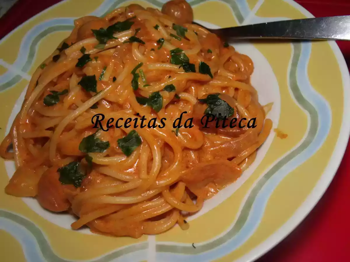 Esparguete com molho de tomate e salsichas