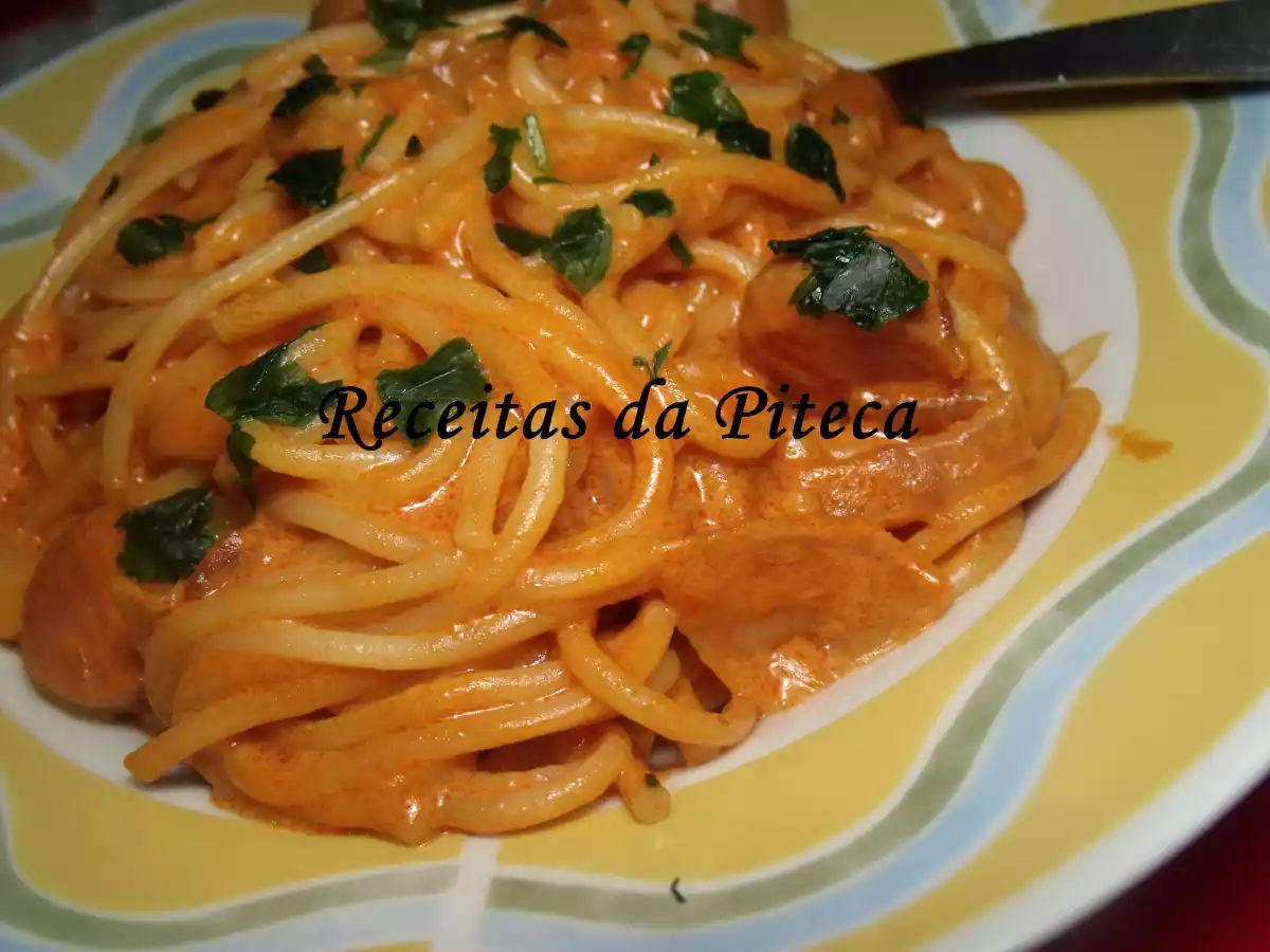 Esparguete com molho de tomate e salsichas - foto 2
