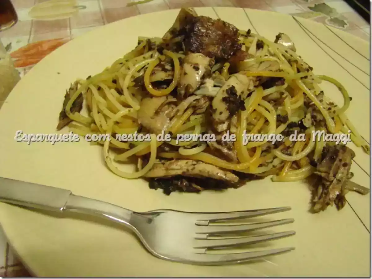 Esparguete com restos de pernas de frango da Maggi com e paté de azeitonas