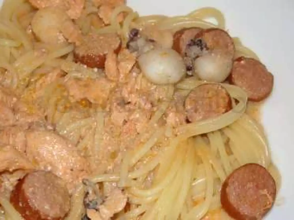 Esparguete com Salmão, Chocos e Salsichas Alemãs