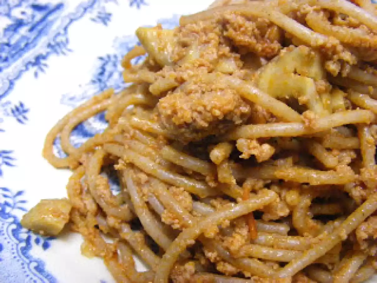 Esparguete integral com carne picada e castanhas