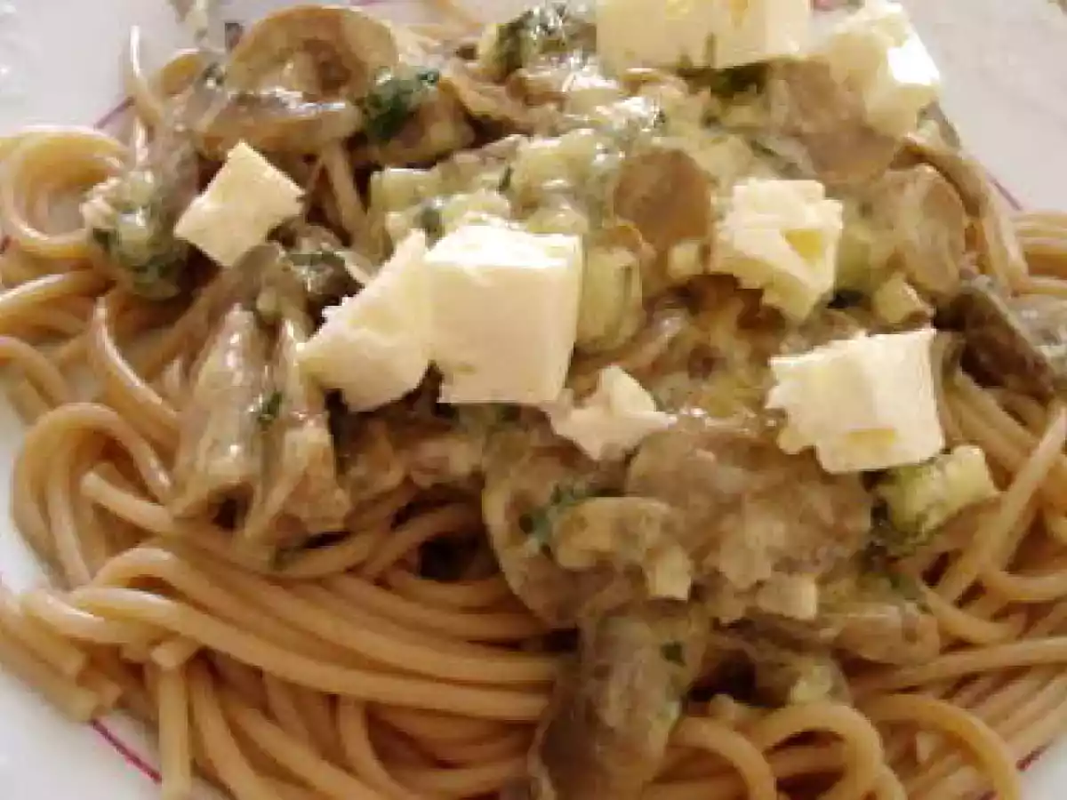 Esparguete integral com molho de cogumelos e feta