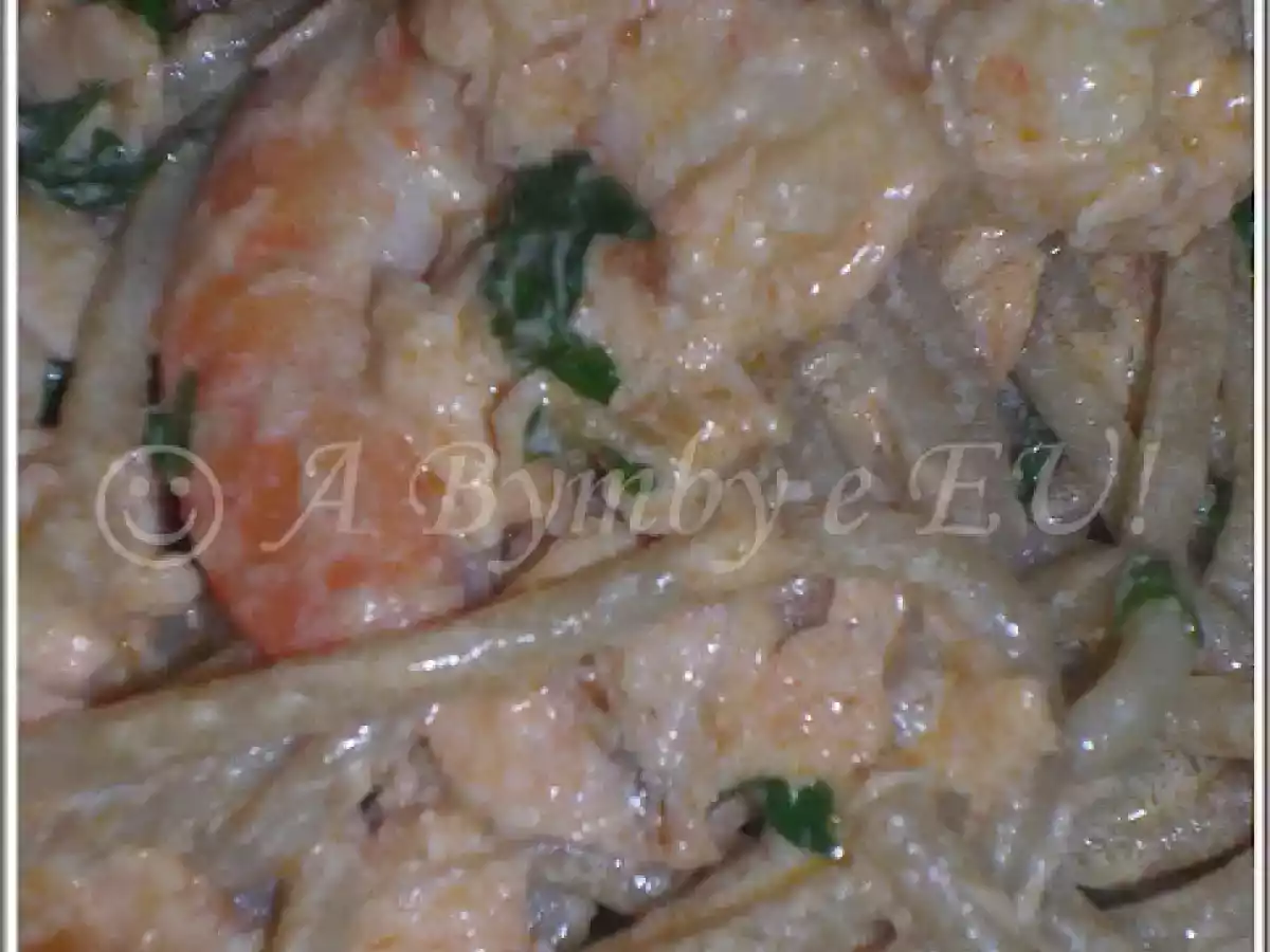 Esparguete integral com salmão e gambas