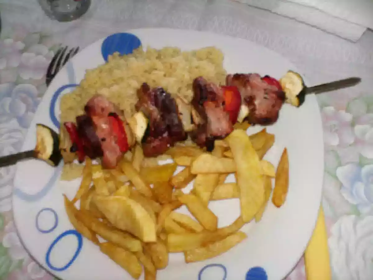 Espetadas de carne com couscous