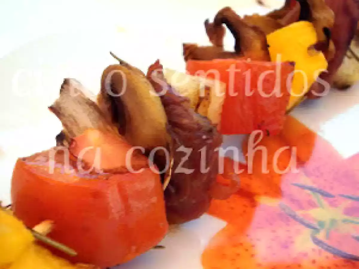 Espetadas de cogumelos com fruta e presunto perfumadas com alecrim