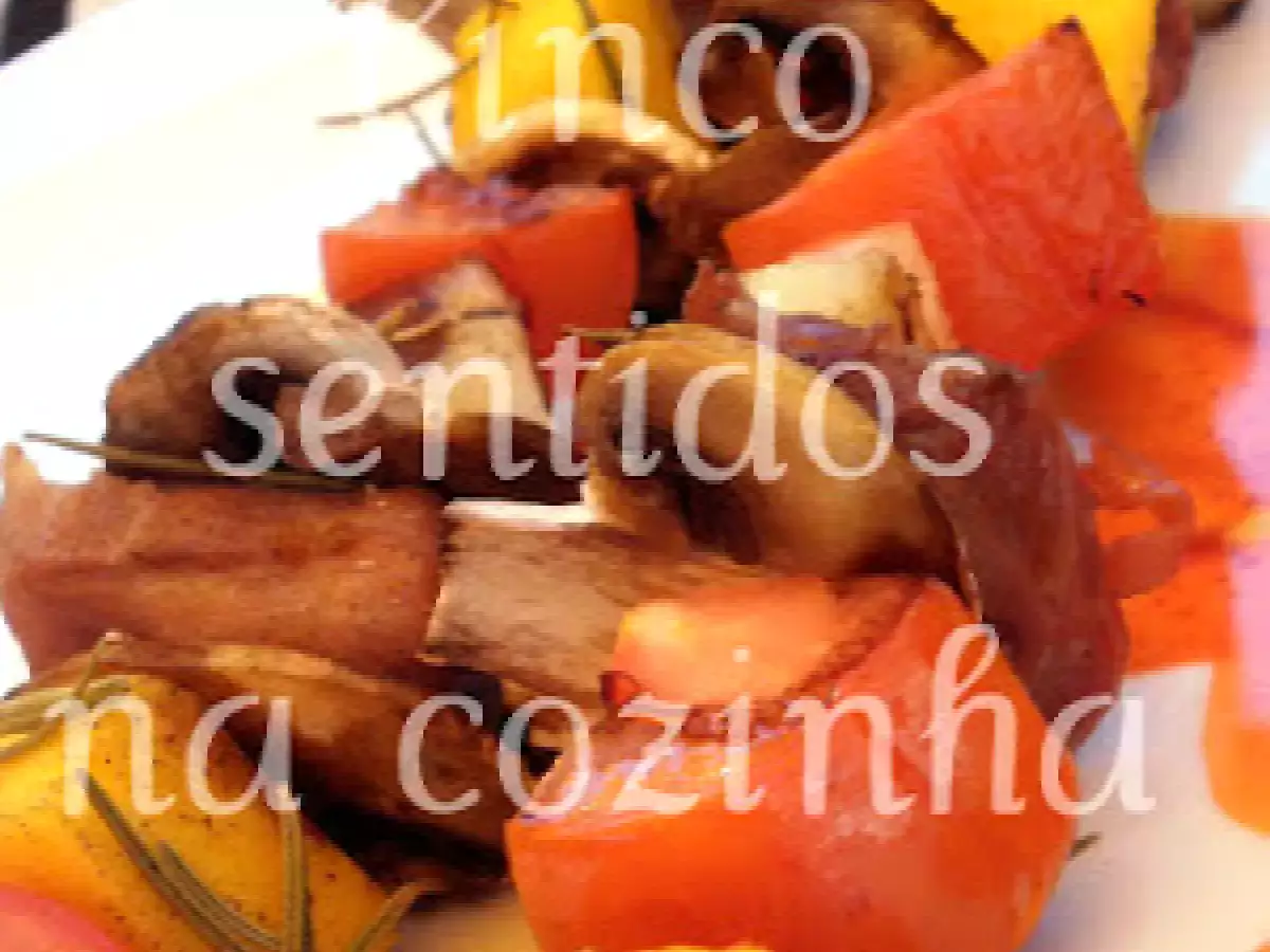 Espetadas de cogumelos com fruta e presunto perfumadas com alecrim - foto 2