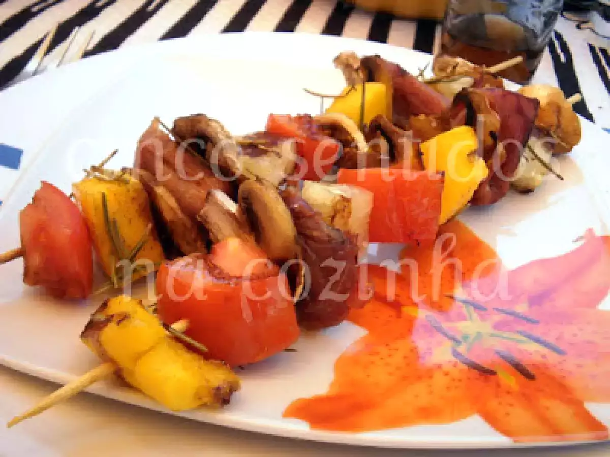 Espetadas de cogumelos com fruta e presunto perfumadas com alecrim - foto 3