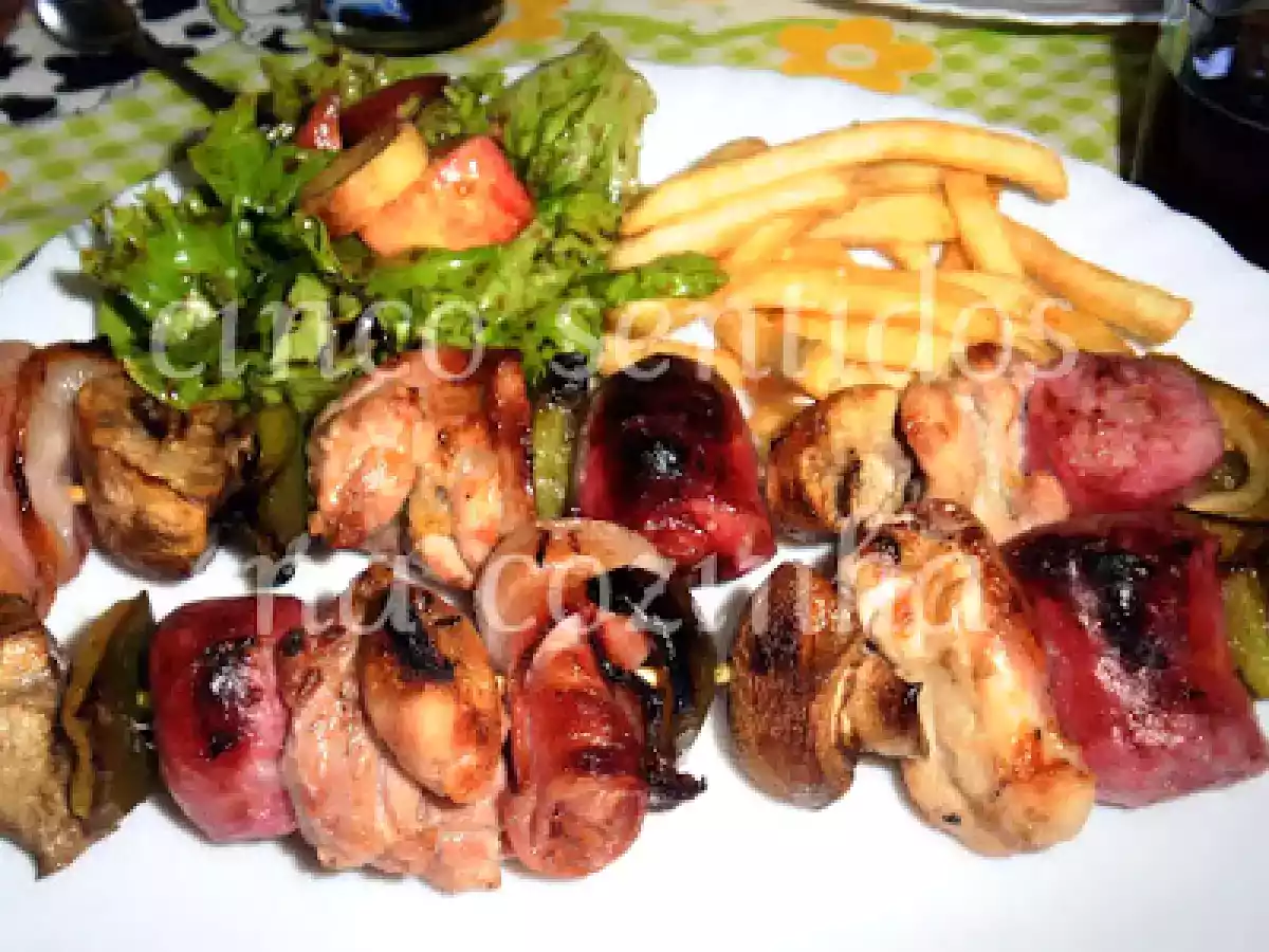 Espetadas de frango, salsicha e bacon