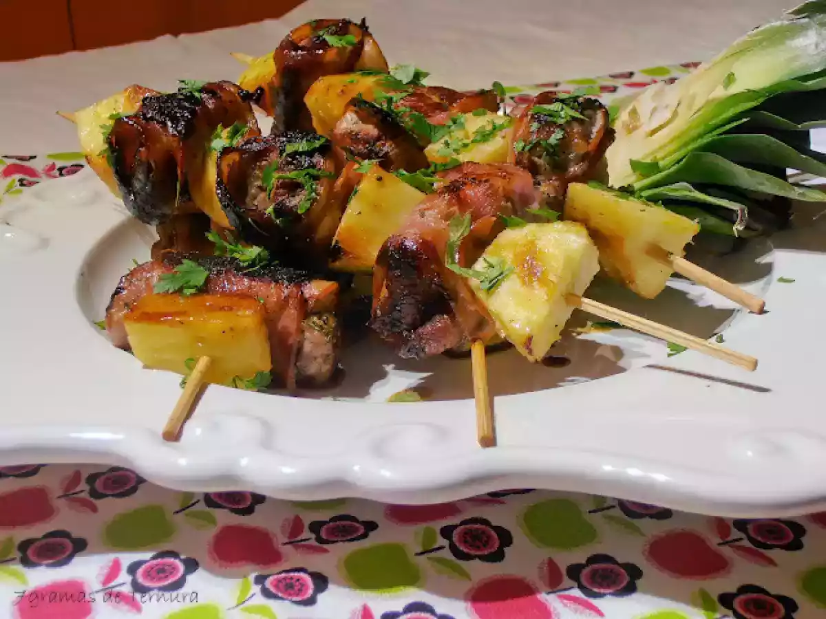 Espetadas de lombinho com bacon e ananás