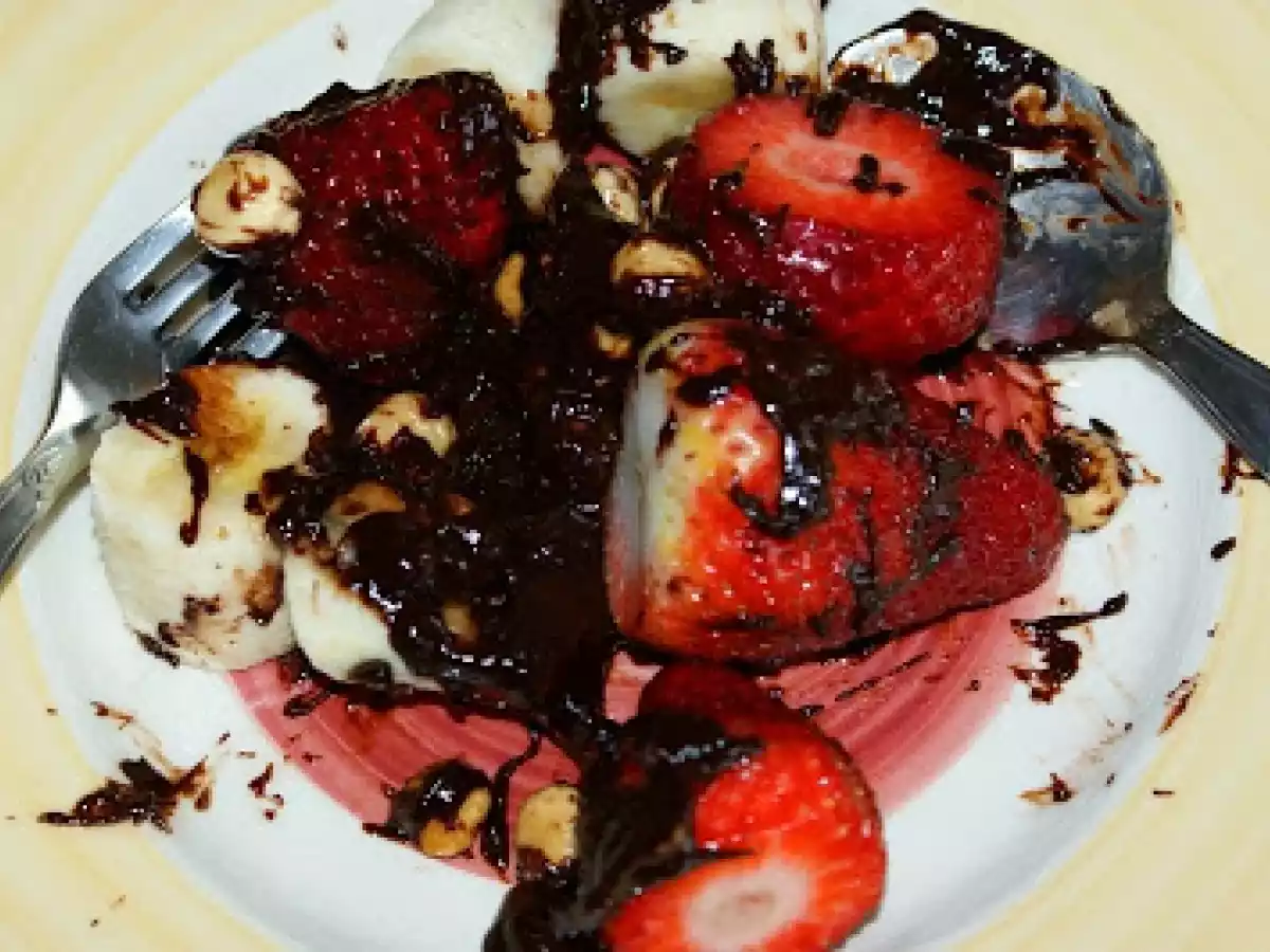 Espetadas de morango e banana, com molho de chocolate e avelãs - foto 2