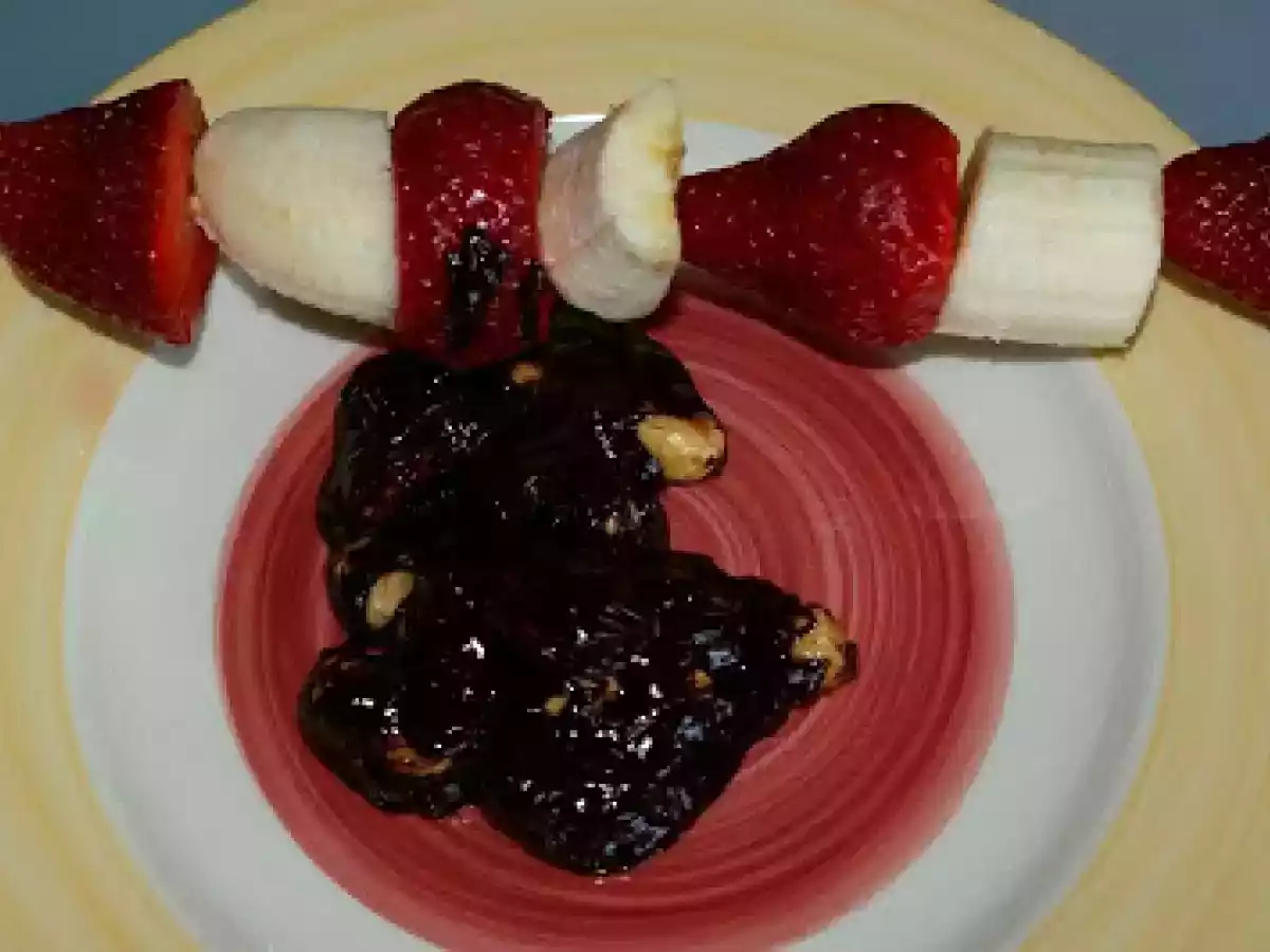 Espetadas de morango e banana, com molho de chocolate e avelãs - foto 3