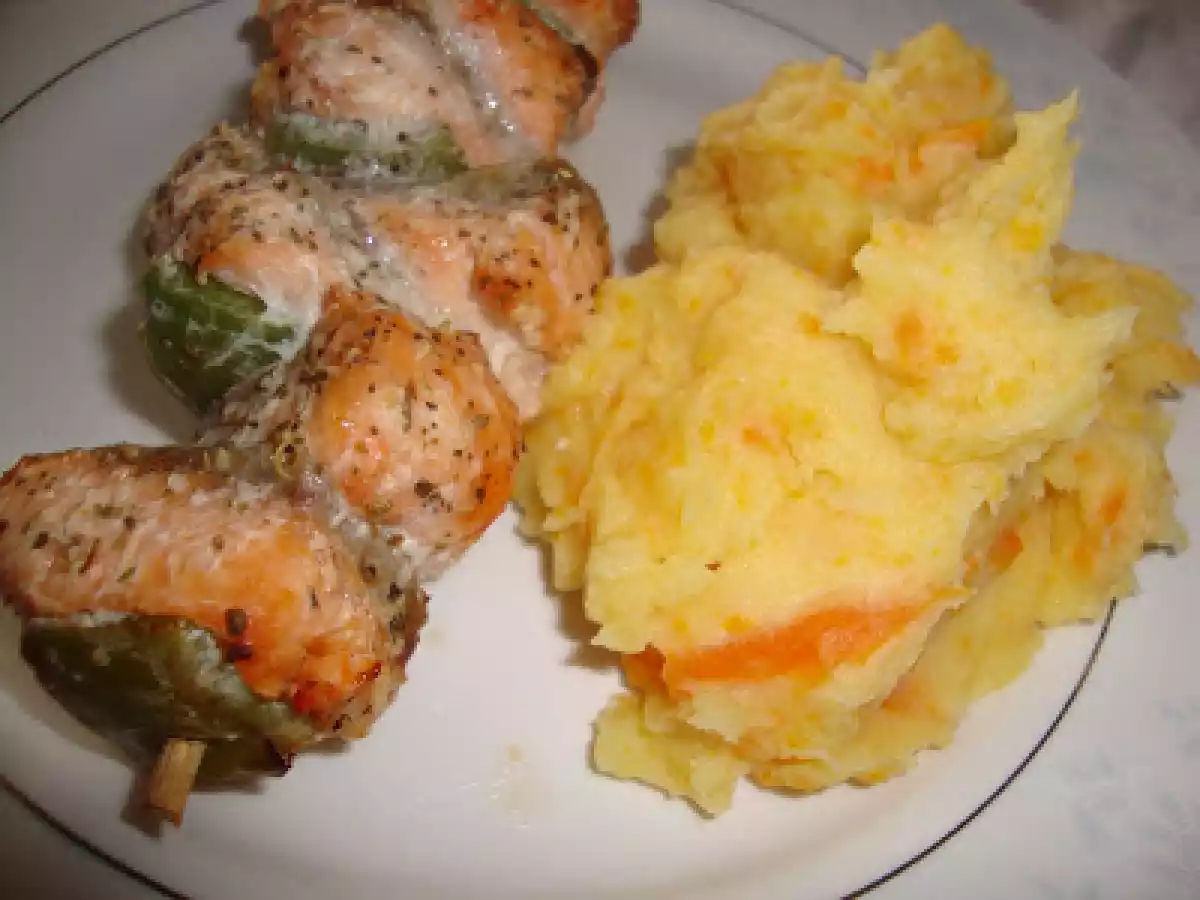 Espetadas de salmão com puré de batata e cenoura