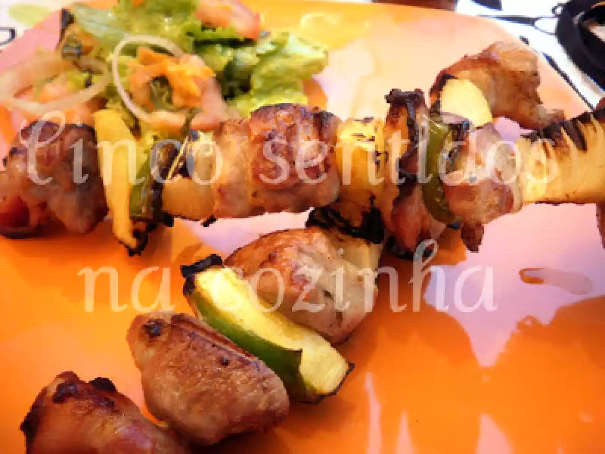 Espetadas de vaca com bacon e ananás