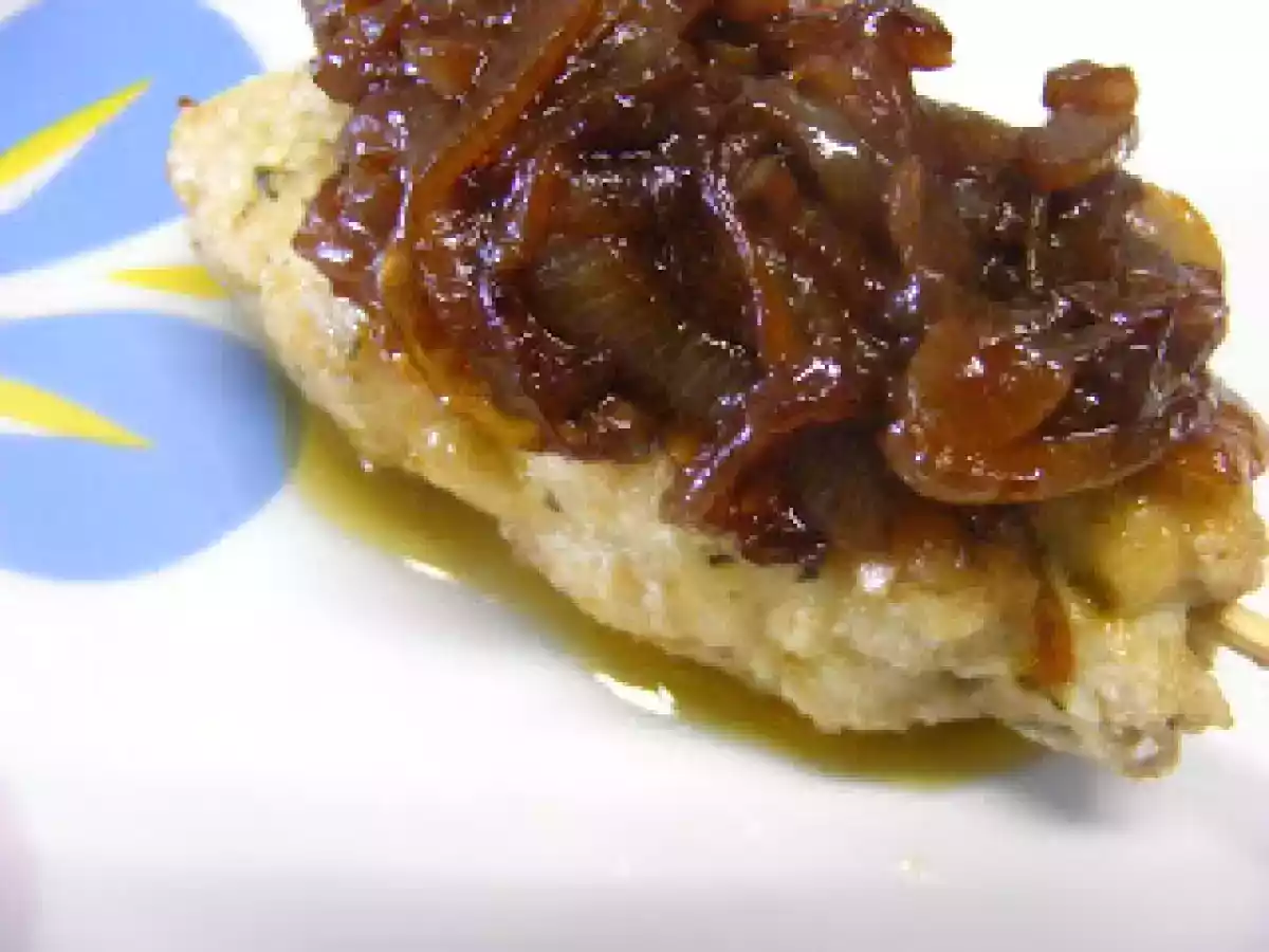 Espetadinhas de perú com cebola caramelizada