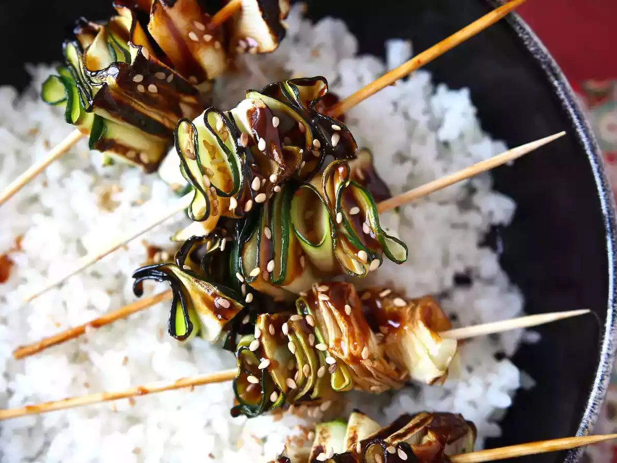 Espetinho de curgete (abobrinha) com um delicioso molho asiático picante