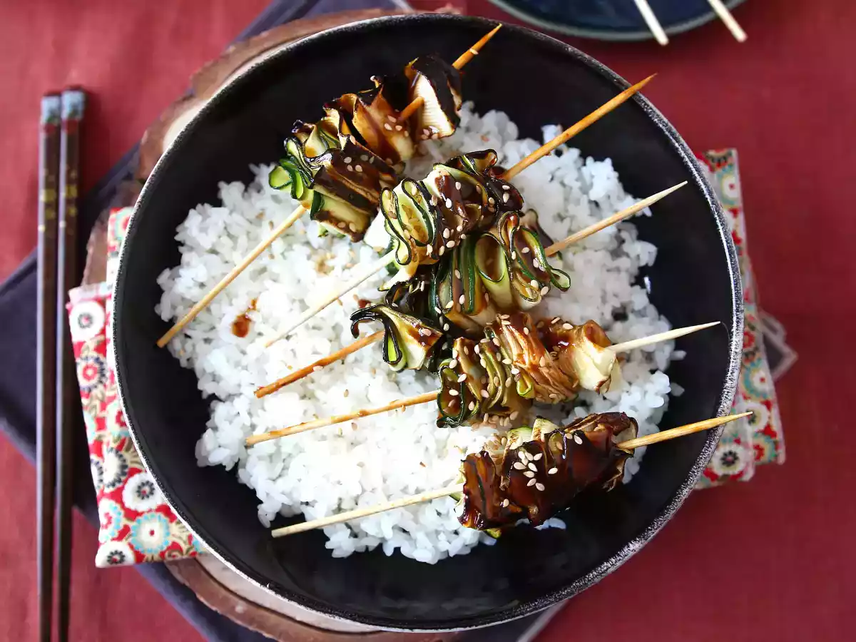 Espetinho de curgete (abobrinha) com um delicioso molho asiático picante - foto 2