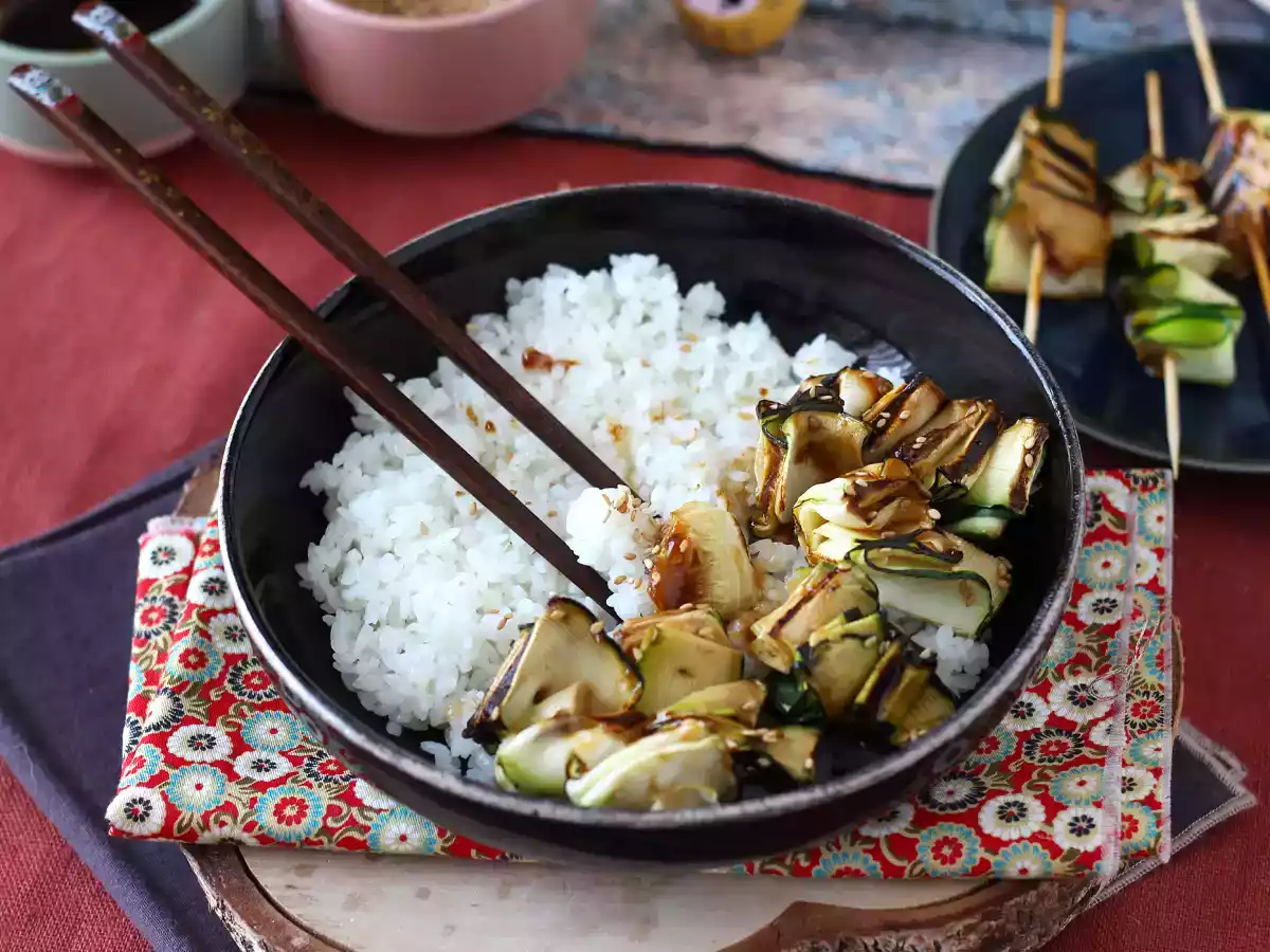 Espetinho de curgete (abobrinha) com um delicioso molho asiático picante - foto 3