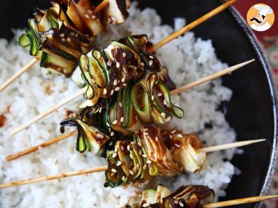 Espetinho de curgete (abobrinha) com um delicioso molho asiático picante