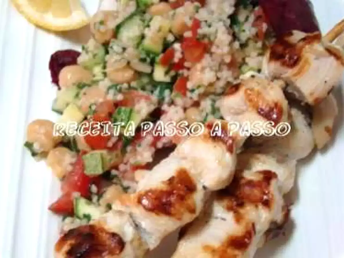 Espetinhos de frango grelhado com salada de cuscuz e vegetais
