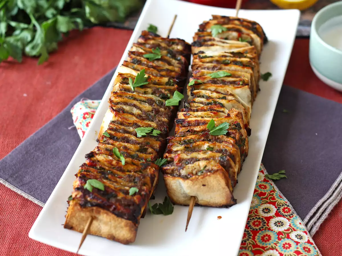 Espetinhos kebab de tortilha com carne moída: um mil-folhas salgado e cheio de sabor - foto 5