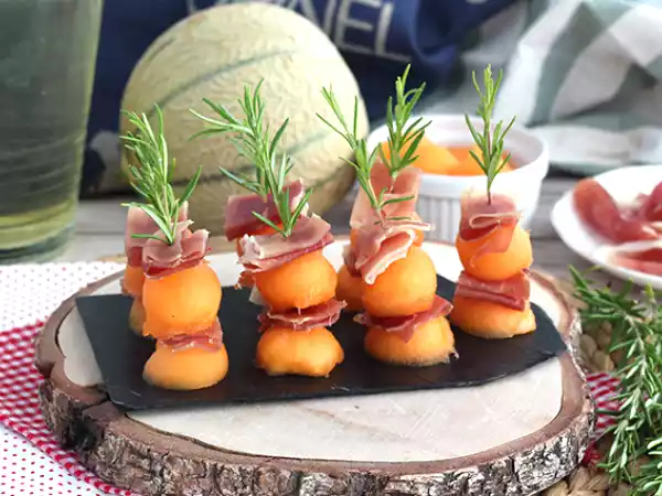 Receita Espetos de melão, presunto cru e alecrim