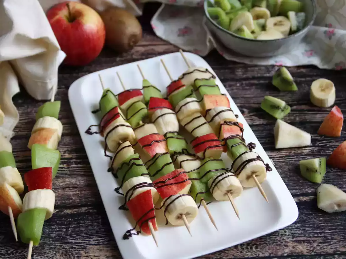 Espetos de salada de fruta com chocolate!