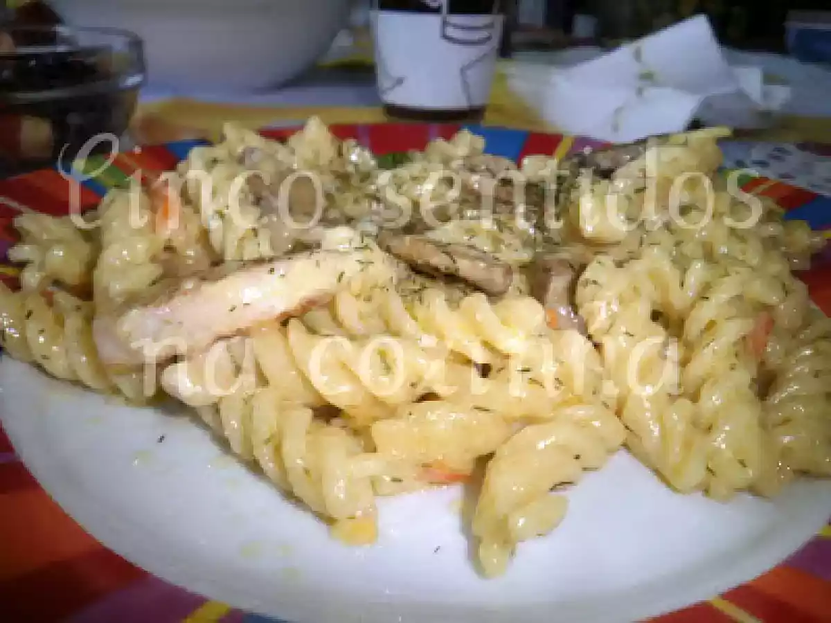 Espirais com frango em molho de creme fraiche aromatizado com endro