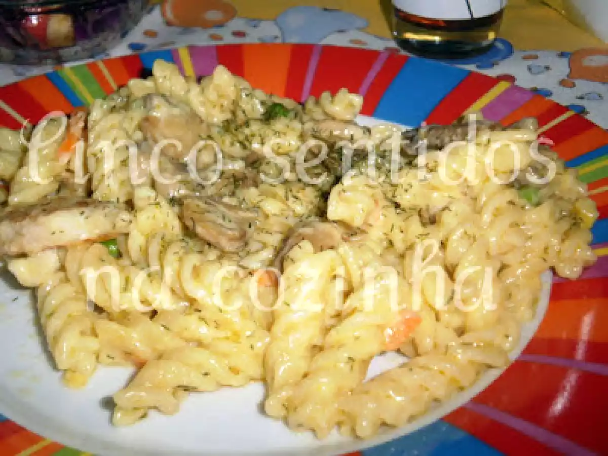 Espirais com frango em molho de creme fraiche aromatizado com endro - foto 2