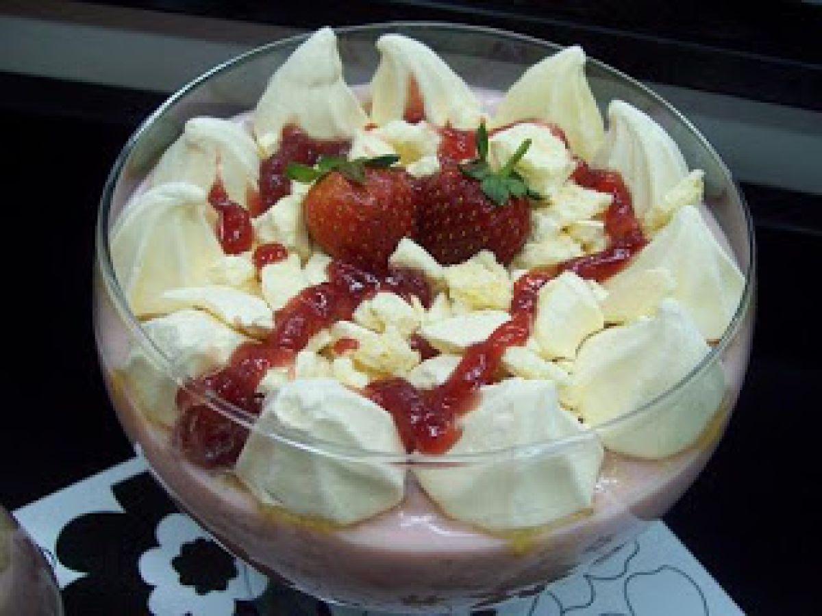 Estrogonofe ESpecial de Morangos com Minissuspiros