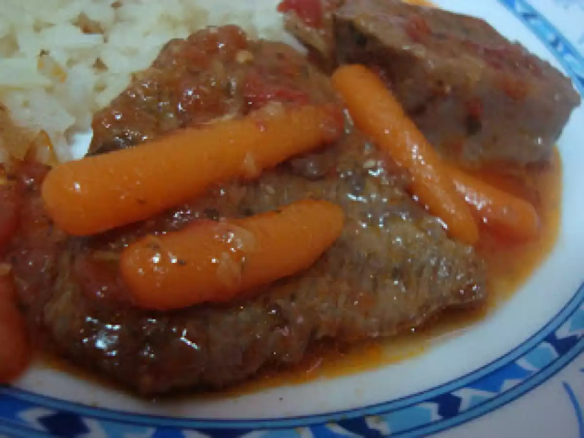 Estufado de carne de vaca com cenouras baby