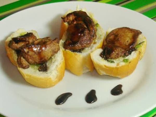 Falsa bruschetta com fígado de frango, pesto de sálvia e redução de balsâmico