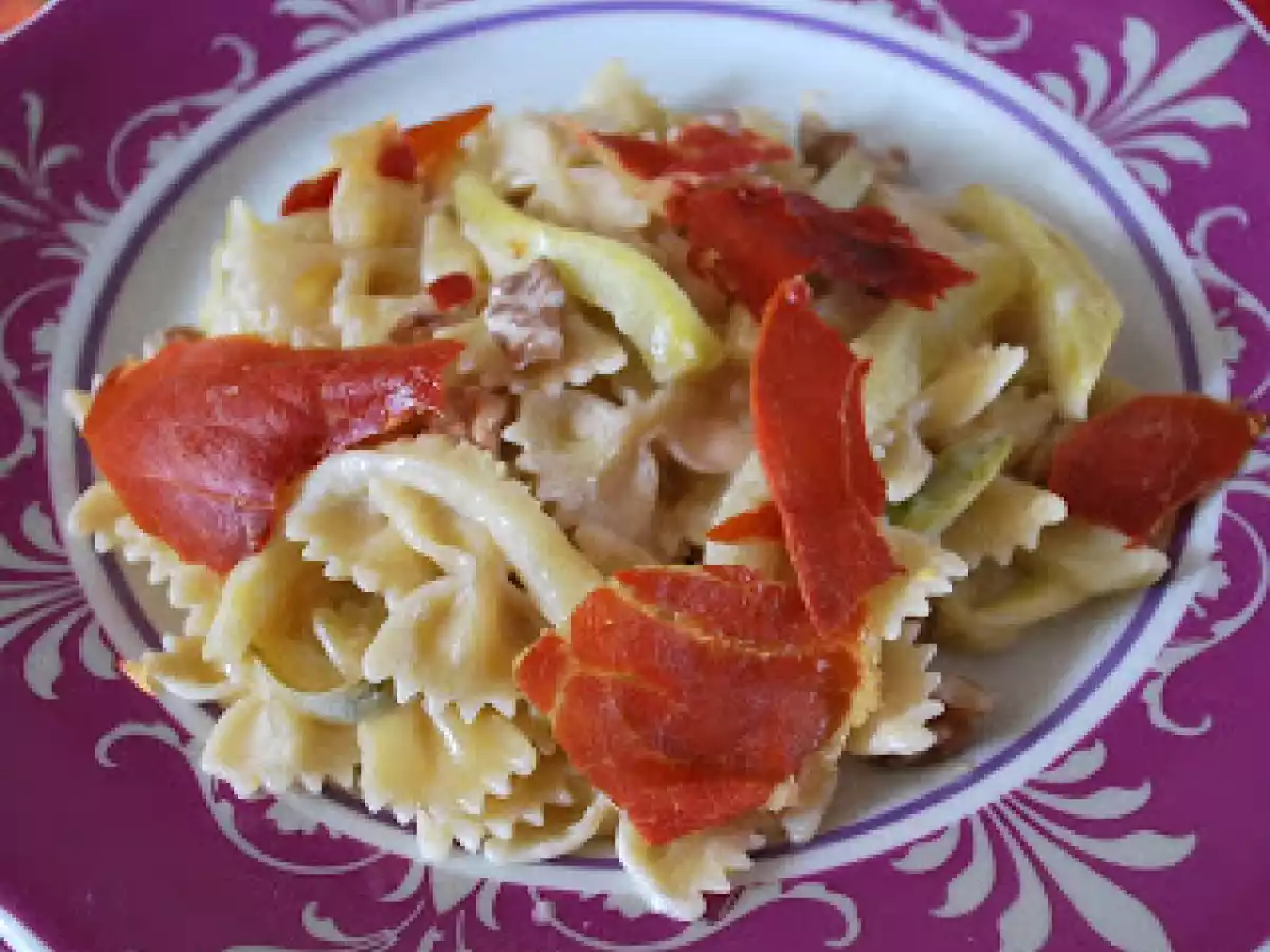 Farfalle com molho de abobrinha, nozes e presunto cru