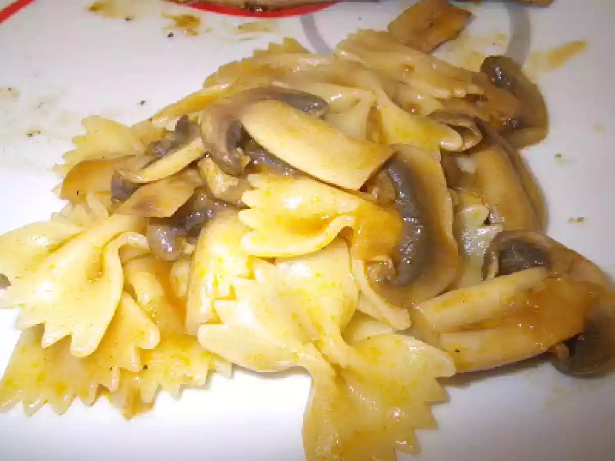 Farfalle com molho de cogumelos