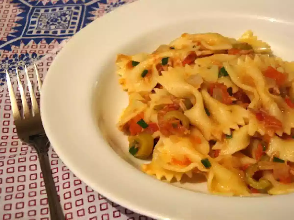 Farfalle com molho de tomate e atum