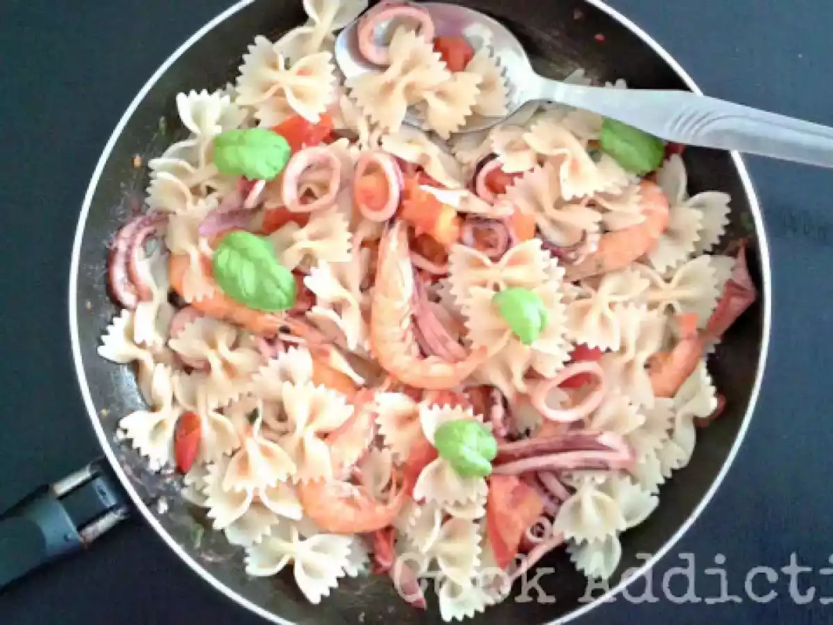 Farfalle com pota e camarão
