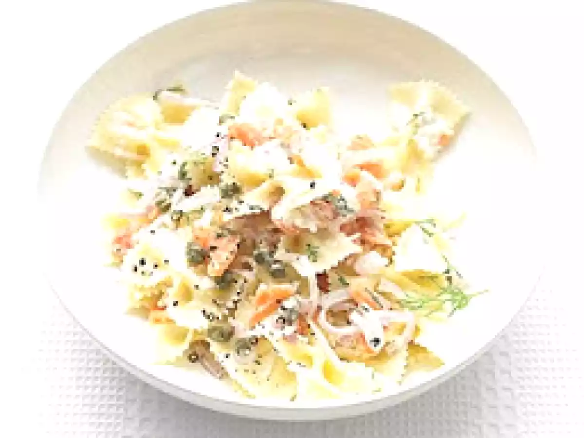 Farfalle com salmão fumado e creme de queijo