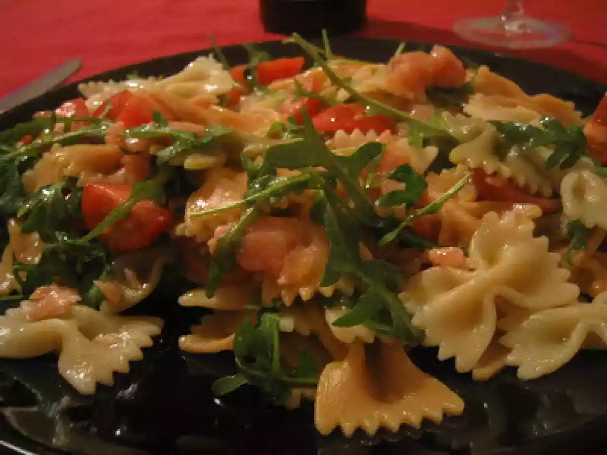 Farfalle com salmão, rúcula e tomate cereja