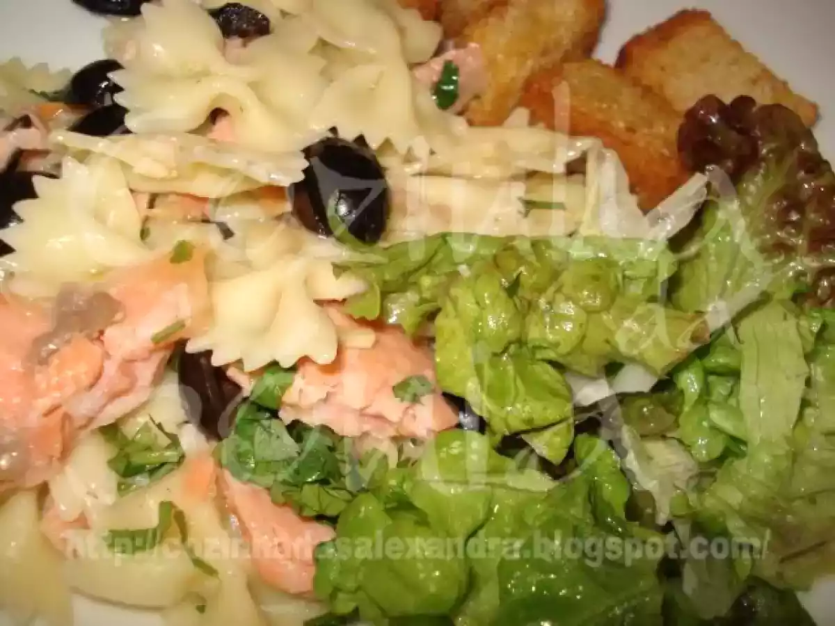 FARFALLE DE SALMÃO FUMADO E AZEITONAS, PERFUMADA DE COENTROS