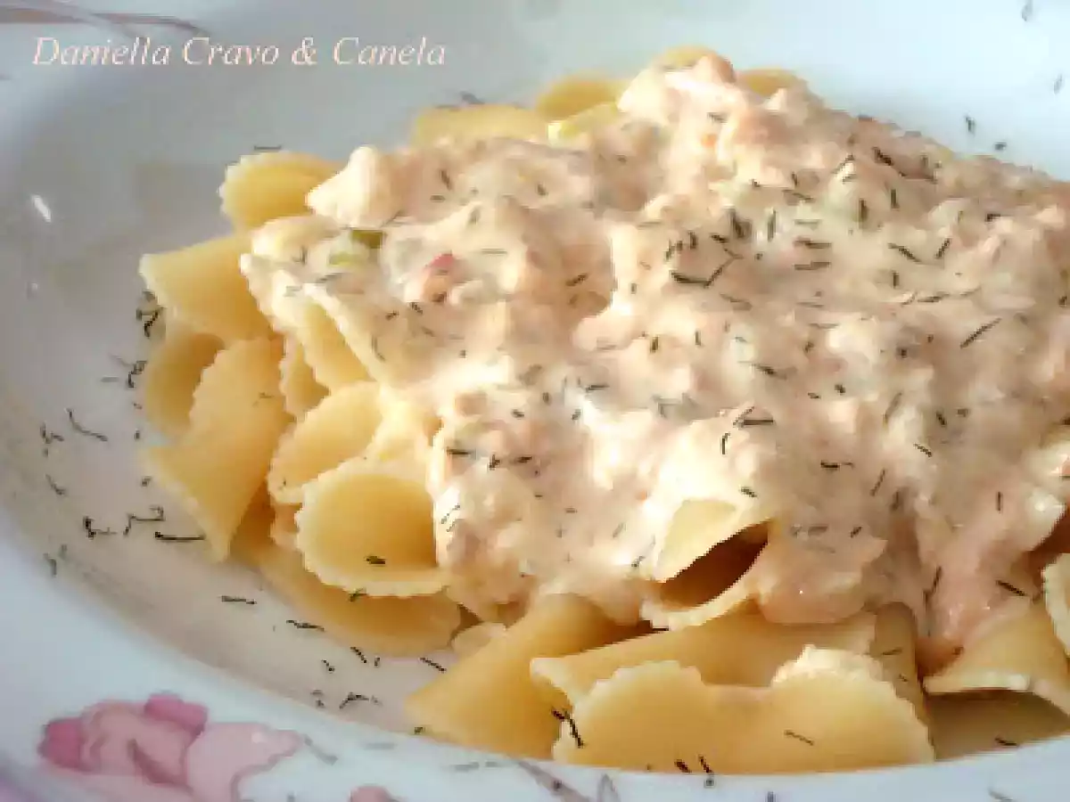 Farfalline ao Molho Cremoso de Salmão, Alho-Poró e Dill