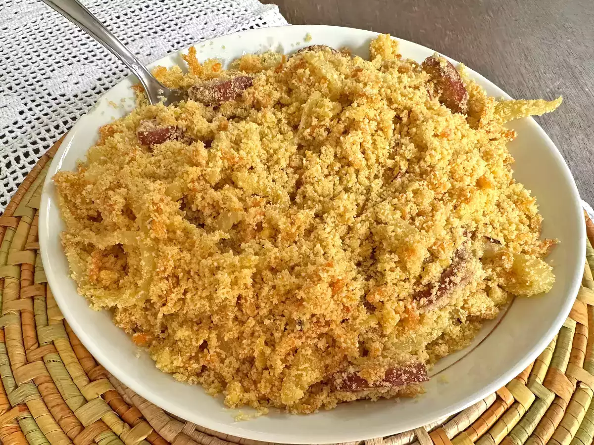 Farofa dourada de calabresa com ovo e cenoura - foto 2