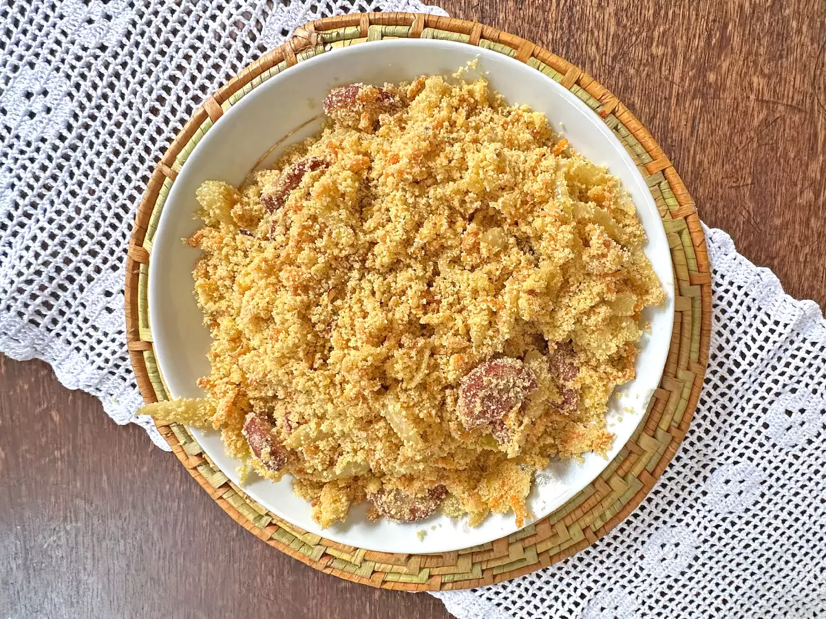 Farofa dourada de calabresa com ovo e cenoura - foto 3