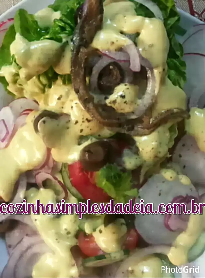 Fatias de alface romana com molho ceasar
