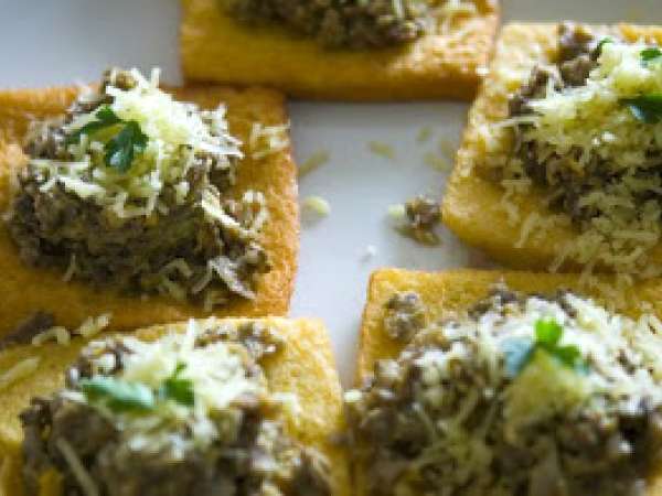 Fatias douradas com cogumelos e queijo