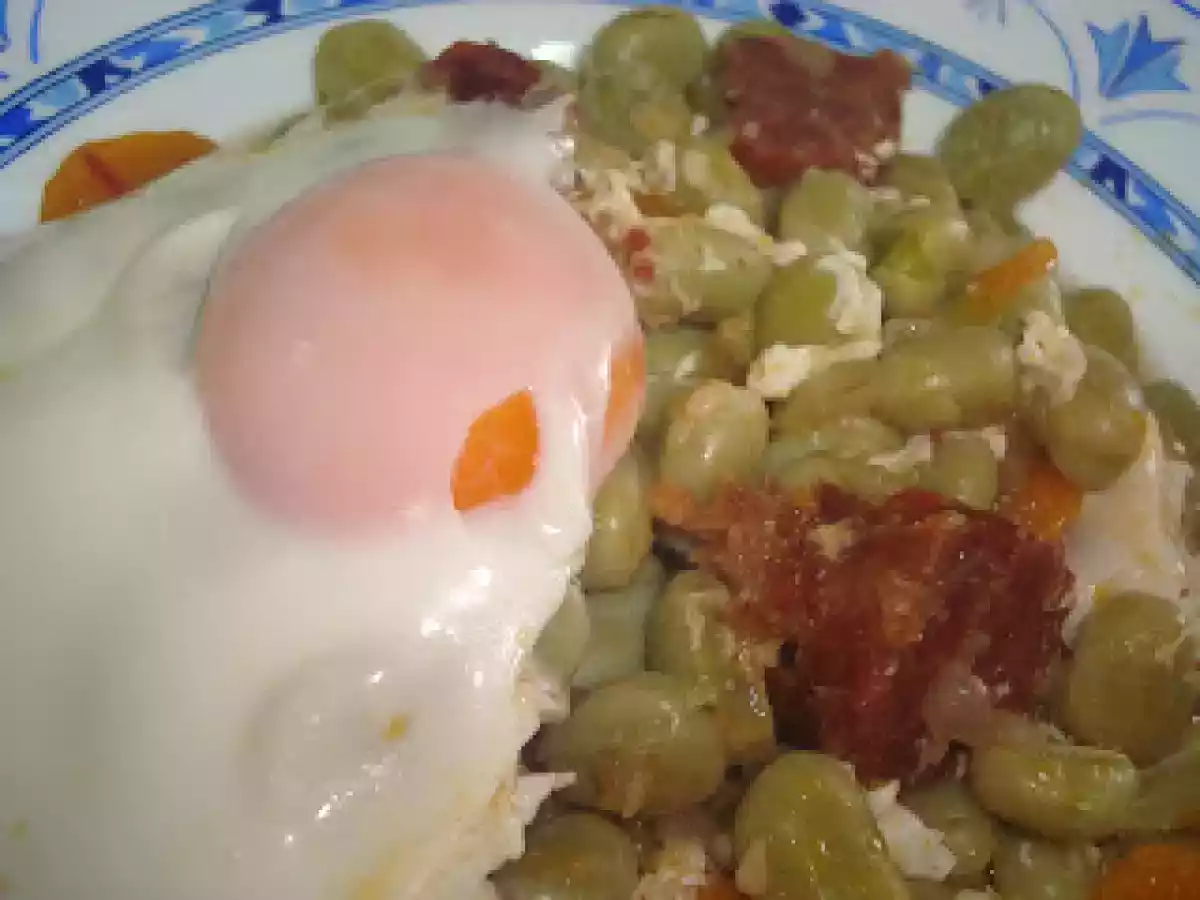 Favas guisadas com chouriço e ovos escalfados - foto 2