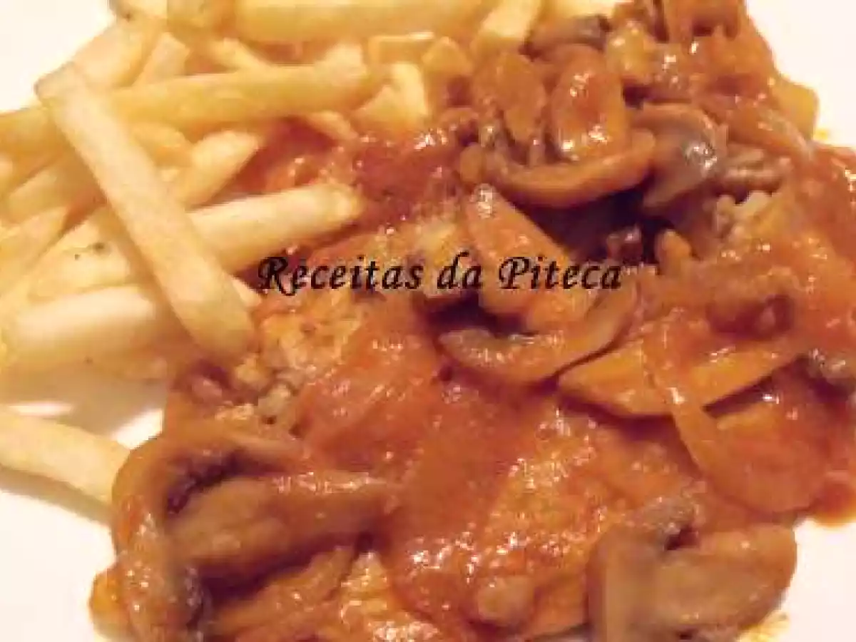 Febras de porco de cebolada com cogumelos e nozes