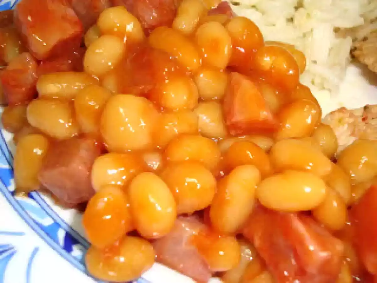 Feijão em molho de tomate com chouriço