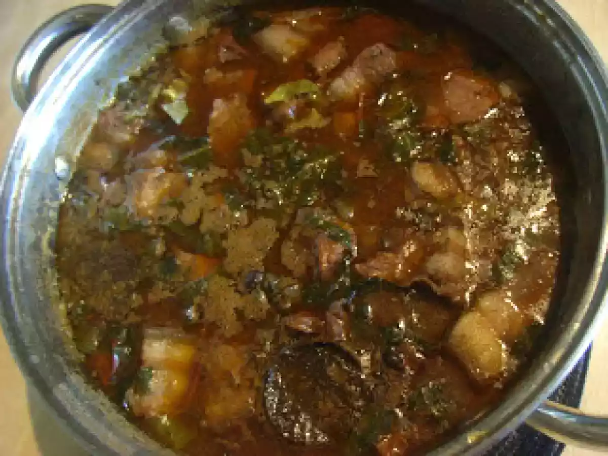 Feijoada de carnes e feijão preto. - foto 2