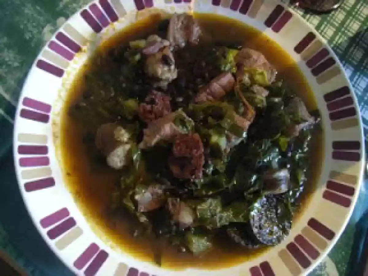 Feijoada de carnes e feijão preto. - foto 3