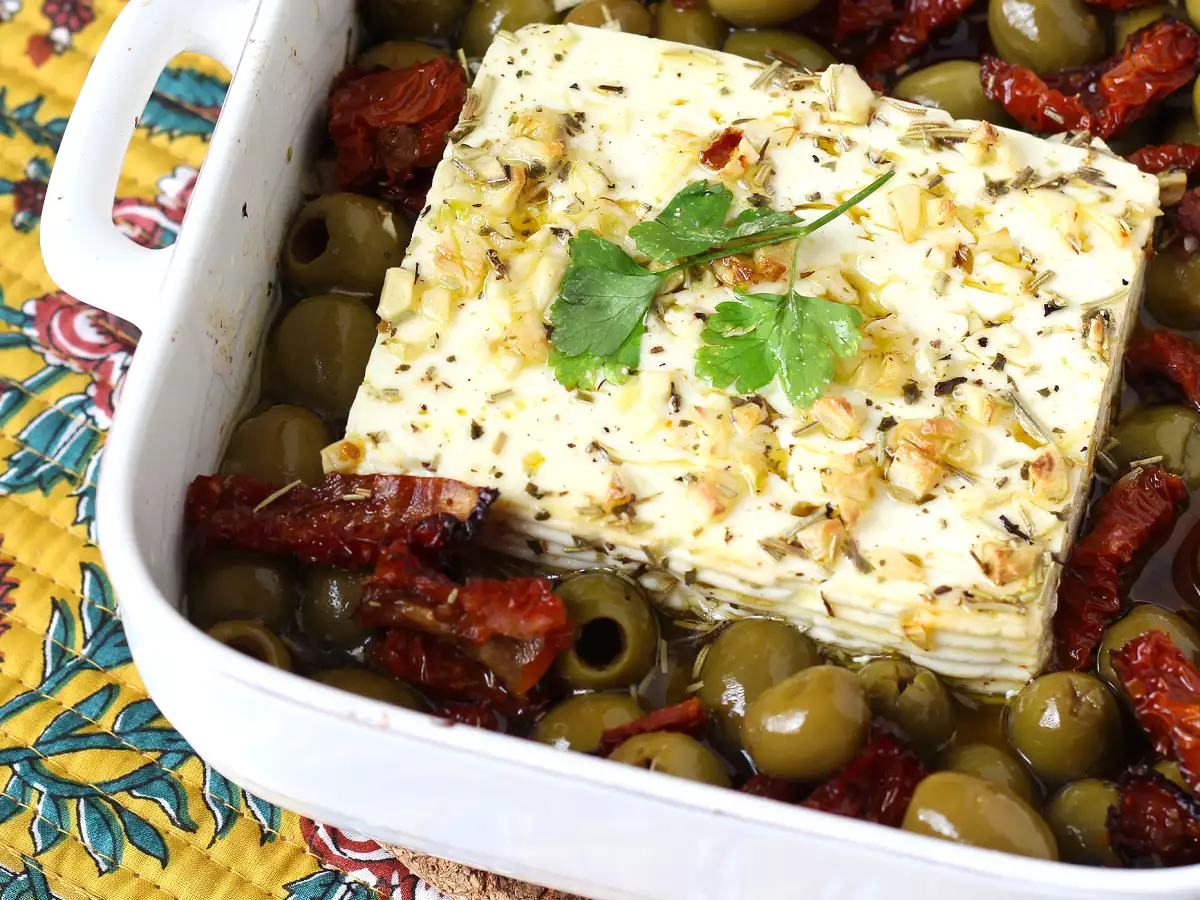 Feta no forno com tomates secos e azeitonas no estilo mediterrâneo - foto 2