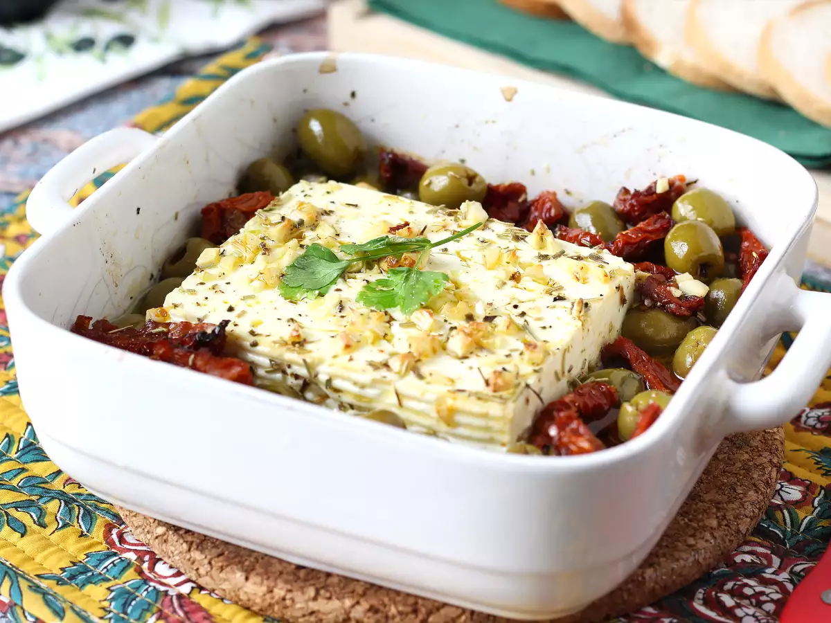 Feta no forno com tomates secos e azeitonas no estilo mediterrâneo - foto 4